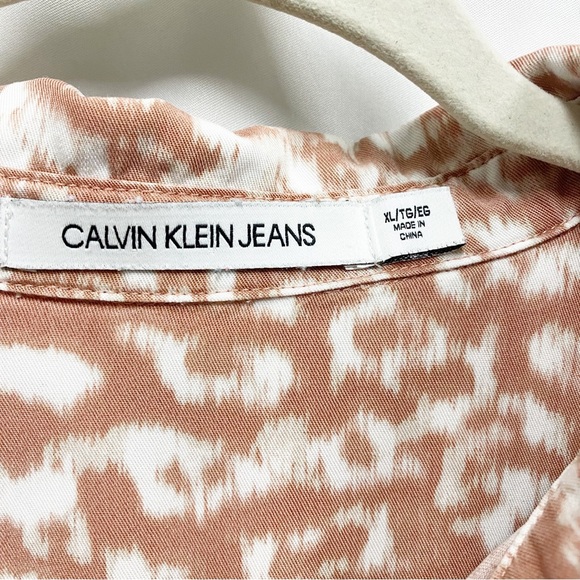 Calvin Klein Jeans Peach Beige & White Animal Print Button Down Shirt - Picture 2 of 9